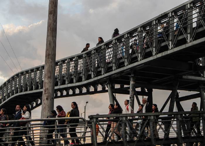 Víctimas y heridos: la travesía de cruzar un puente peatonal en Bogotá