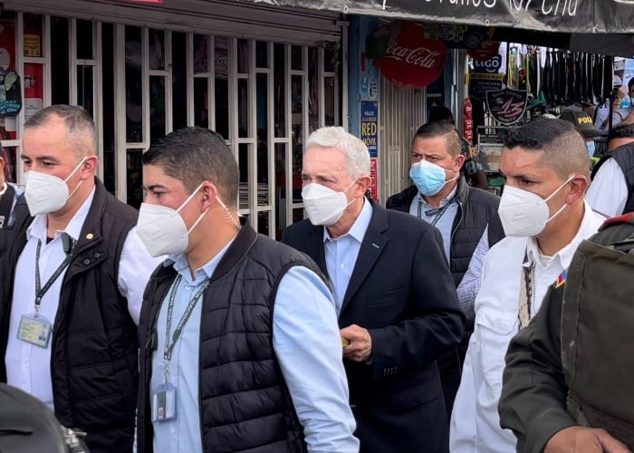 El descaro de Uribe: hacer política en la Comuna 13