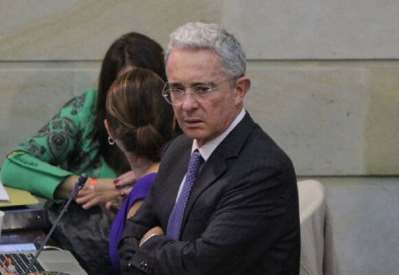 Uribe repartiendo volanticos en Montería: el triste ocaso de un caudillo