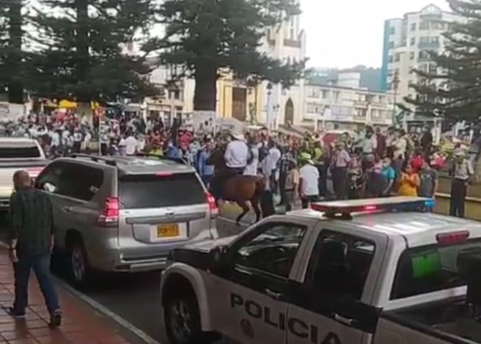 La caravana de escoltas de Uribe que enfureció al alcalde de Santa Rosa de Cabal