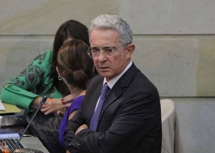 Uribe repartiendo volanticos en Montería: el triste ocaso de un caudillo