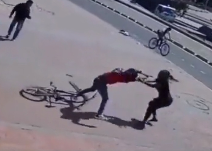 VIDEO | Una mujer no se dejó robar y terminó quedándose con la bicicleta del ladrón