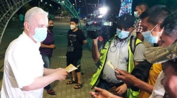  - Uribe vuelve y se remanga: escoge Montería para volver a la calle