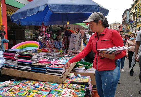 Guerra de precios de útiles escolares en las calles de Bogota