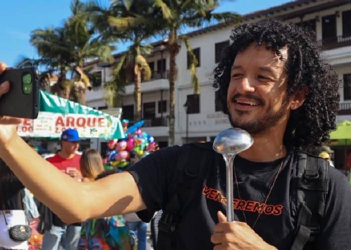 Quién está detrás de AquinoTicias, artista de la comunicación política en el Pacto Histórico