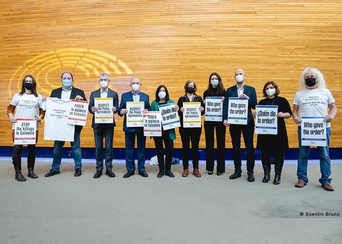 Como perros en misa: ¡hasta en Europa se burlan de Duque!