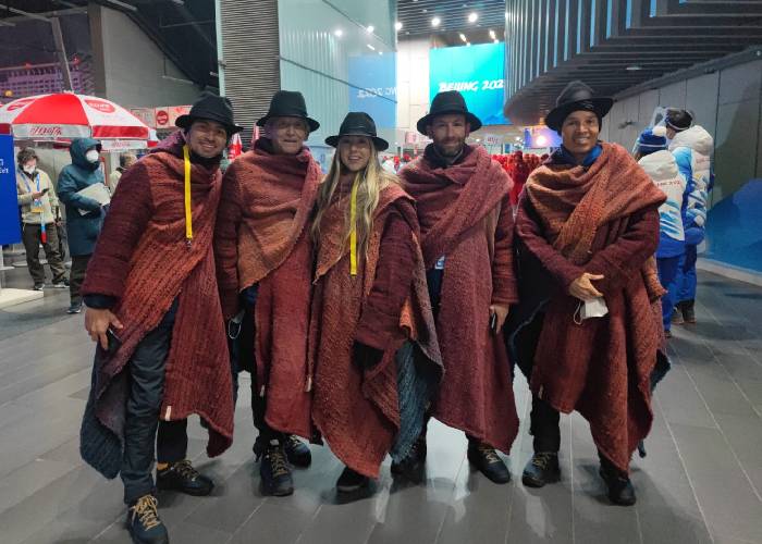 El original atuendo de la delegación colombiana en apertura de los Juegos Olímpicos de Invierno