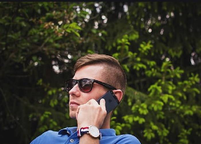 Hablar de negocios y empresas para poder traquetear