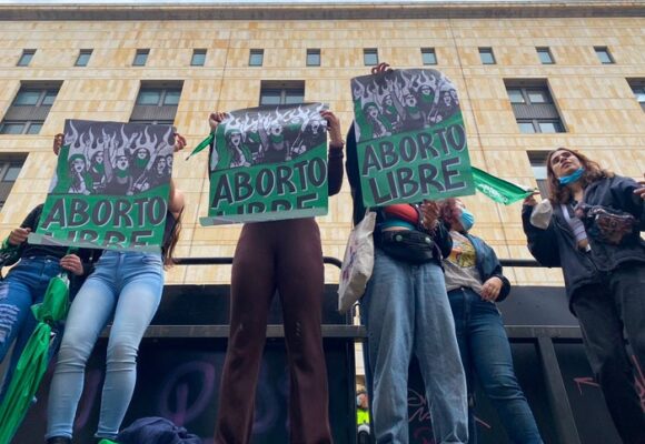 Las médicas que se la jugaron para que las mujeres pudieran abortar cuando estaba prohibido en Colombia