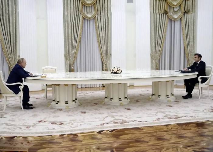 La mesa de cuatro metros que usó Putin con Macron por miedo al Covid