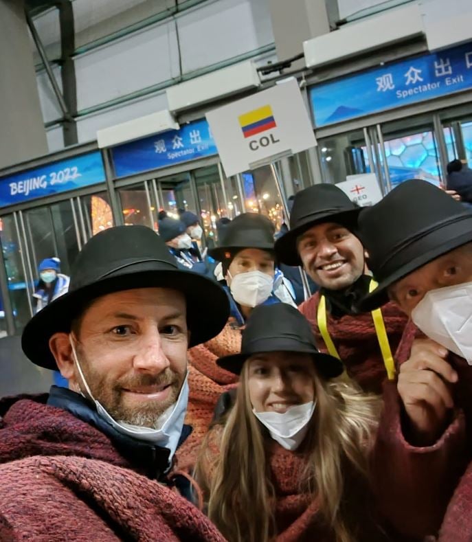  - El original atuendo de la delegación colombiana en apertura de los Juegos Olímpicos de Invierno