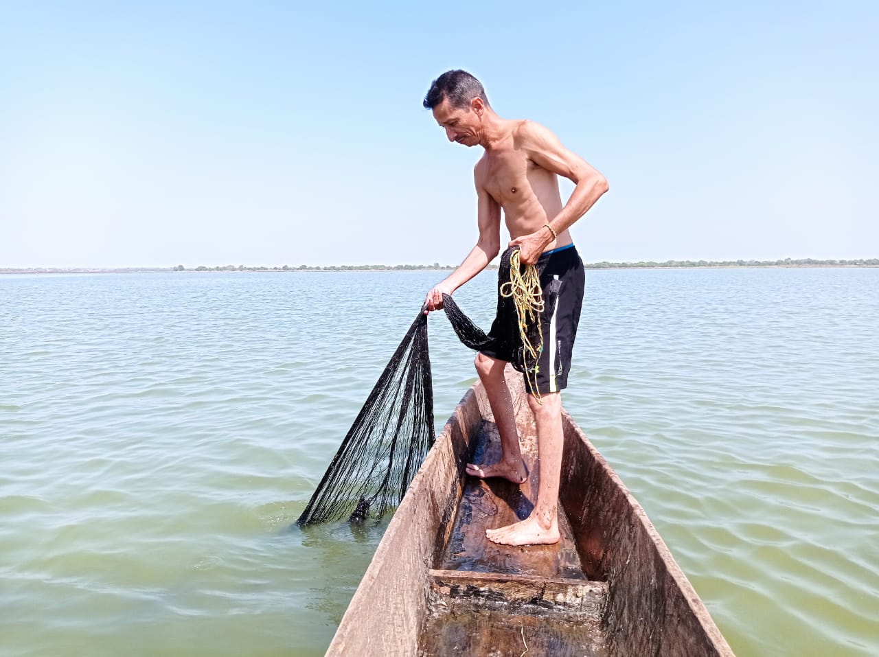 - La dura faena de un humilde pescador artesanal que aspira al Senado para rescatar a su gremio