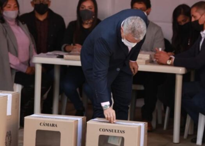 Duque dejó ver su preferencia votando las consultas
