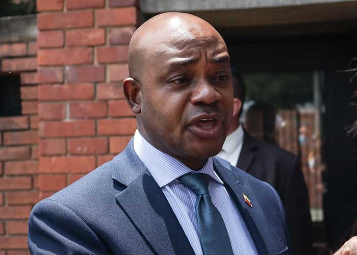 Luis Gilberto Murillo debe usar corbata para que no lo pare la policía por ser negro