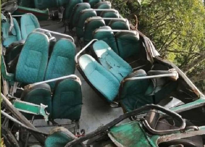 Mueren seis niños al caer bus escolar por un precipicio, en Santander