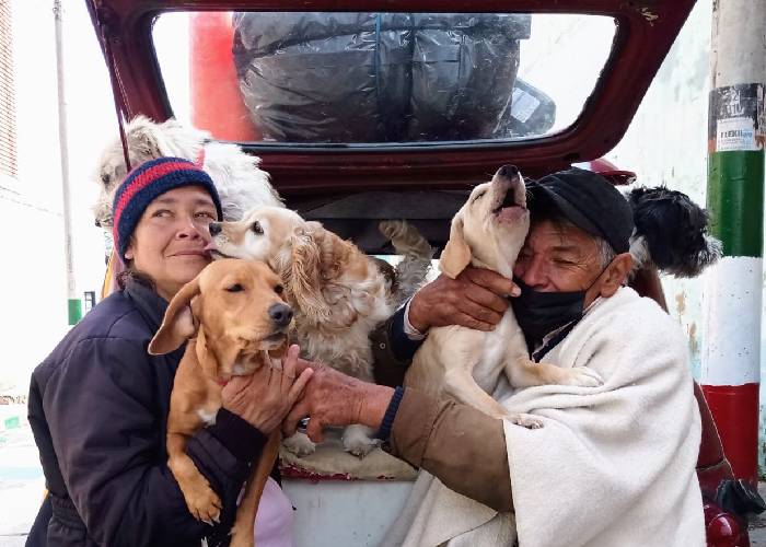 La familia que duerme con 6 perros en un viejo Renault 4, en el barrio San Cristóbal