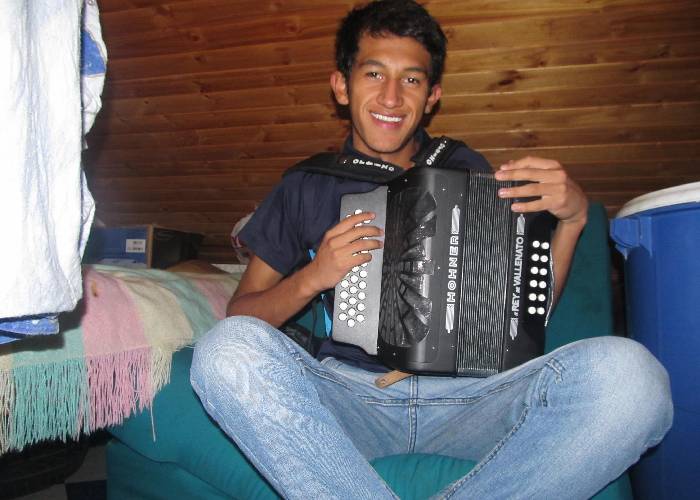 VIDEO: Taxista colombiano inventó curioso acordeón digital