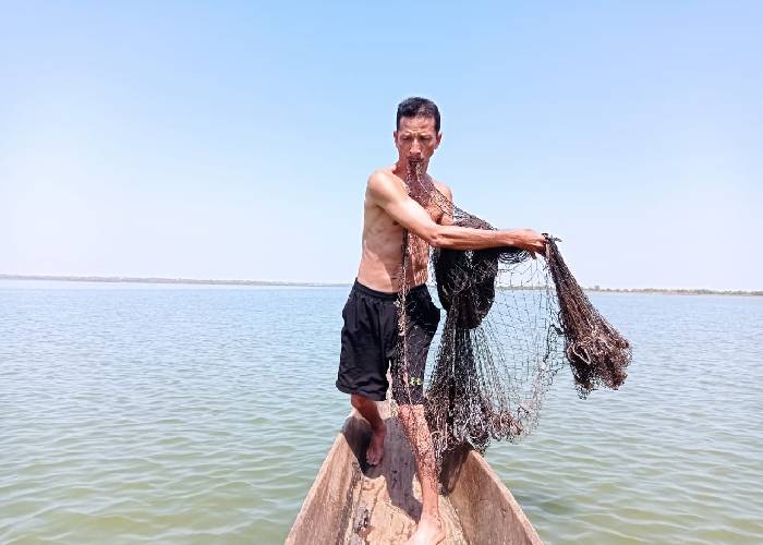 La dura faena de un humilde pescador artesanal que aspira al Senado para rescatar a su gremio