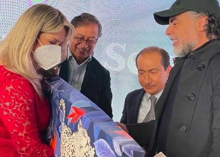 Con rosas Petro busca ganarse a Vicky Dávila