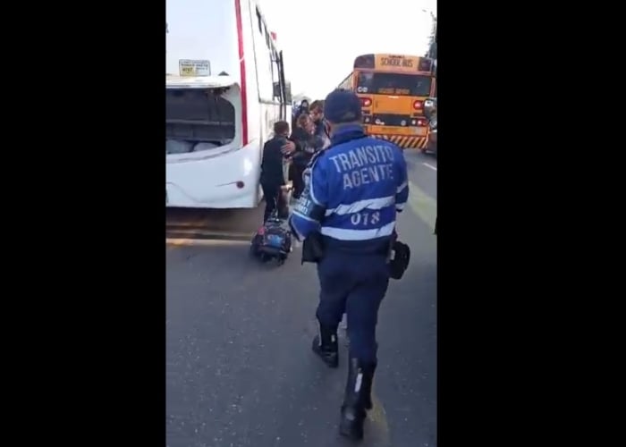 La nueva estupidez de los agentes de tránsito: exponer la vida de 50 niños en la Autopista Norte