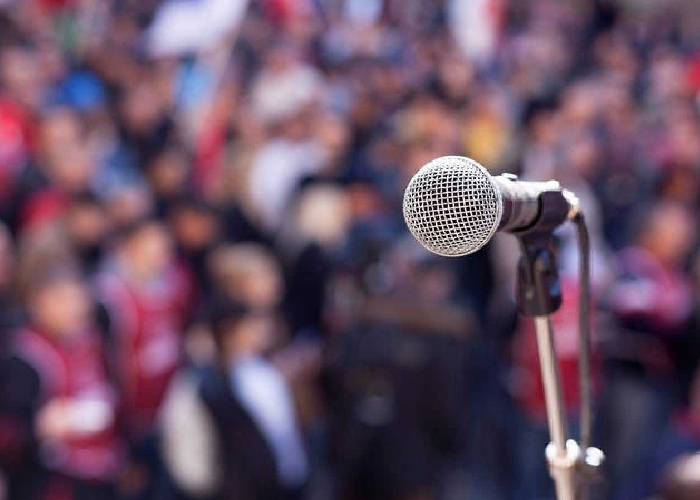 Las mil caras del político en campaña: de la sonrisa permanente a cargar niños orinados