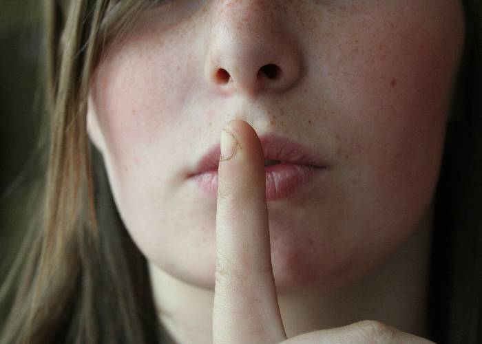 En un mundo de abusos, el silencio es el brutal cómplice