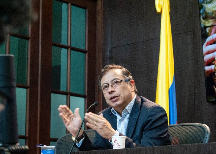 ¿Petro engaña en nombre la izquierda?