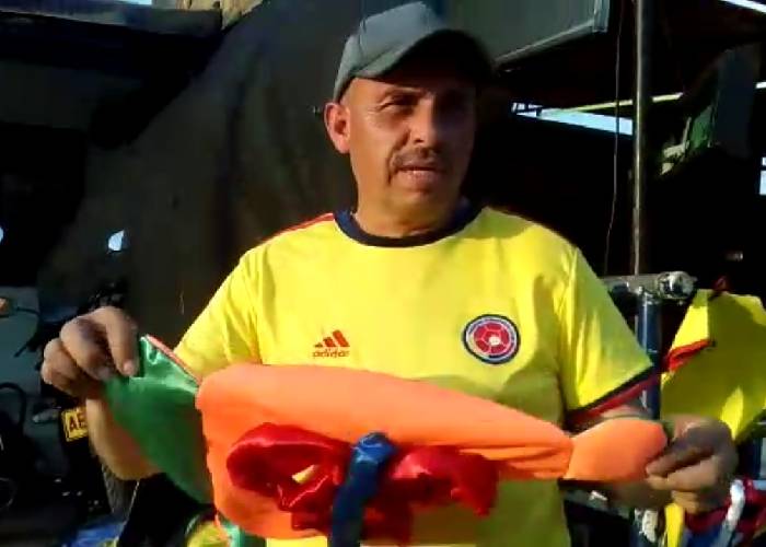 El rolo que trabaja sabroso vendiendo camisetas de la Selección en Barranquilla