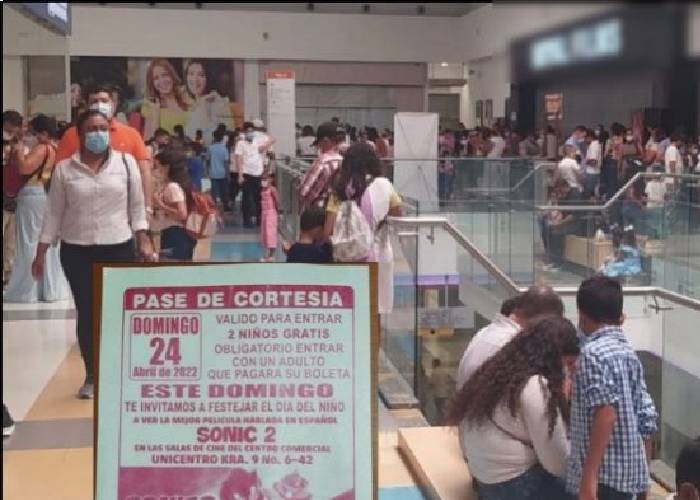 Con volantes invitaron a niños a cine gratis, pero al llegar colapsó