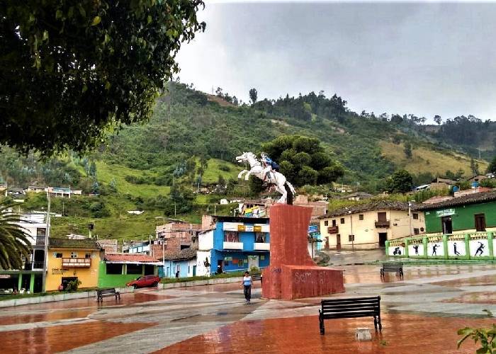 Derribaron la estatua de Simón Bolívar en Tangua, Nariño