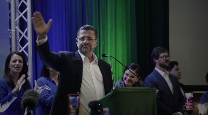  - Rodrigo Chaves, el antisistema que ofreció el cambio, ganó en Costa Rica