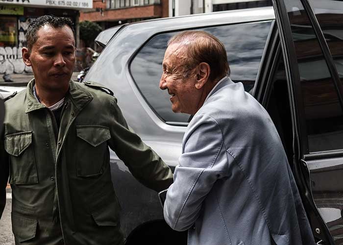  - El aterrizaje de Rodolfo Hernández en Bogotá: enérgicos 77 años, con implante capilar