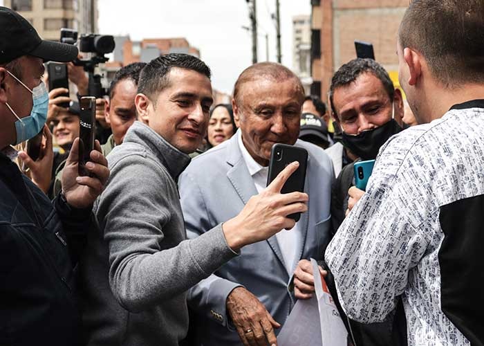  - El aterrizaje de Rodolfo Hernández en Bogotá: enérgicos 77 años, con implante capilar