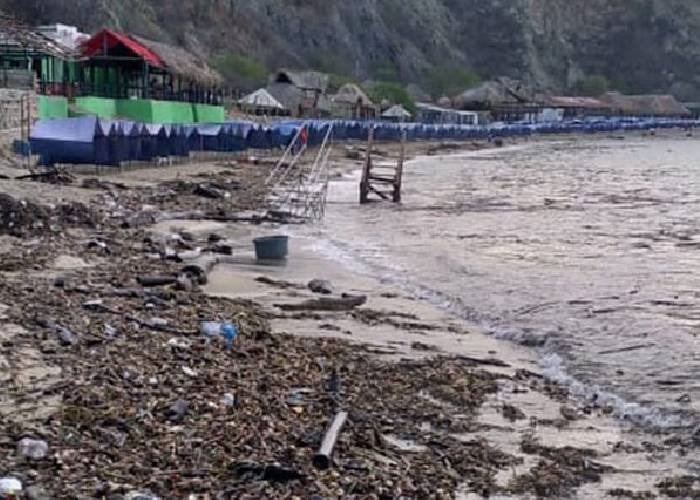 La gigantesca ola de basura en Playa Blanca