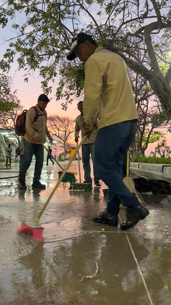  - Indignación por la orinada pública de cinco personas en la plaza del muelle de Puerto Colombia