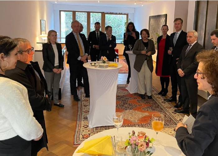 Rodrigo Londoño (del partido Comunes) en Suiza y la prensa 