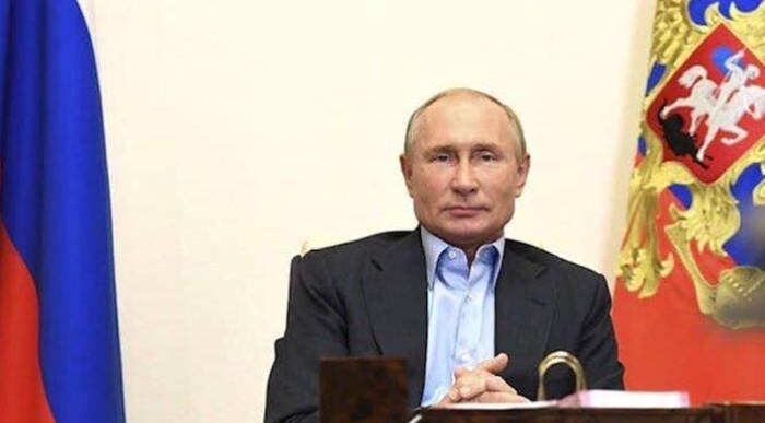  - Putin confiado con sus militares en Ucrania