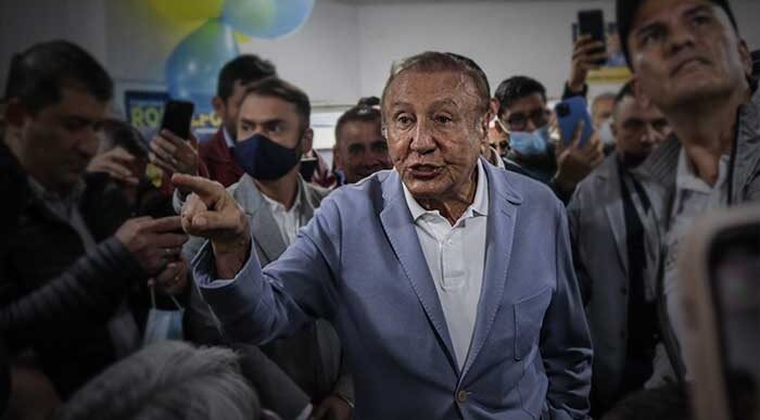  - El aterrizaje de Rodolfo Hernández en Bogotá: enérgicos 77 años, con implante capilar