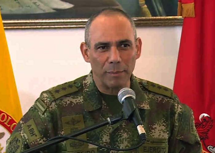 Cuando un general del Ejército viola una ley y el presidente de la República aplaude
