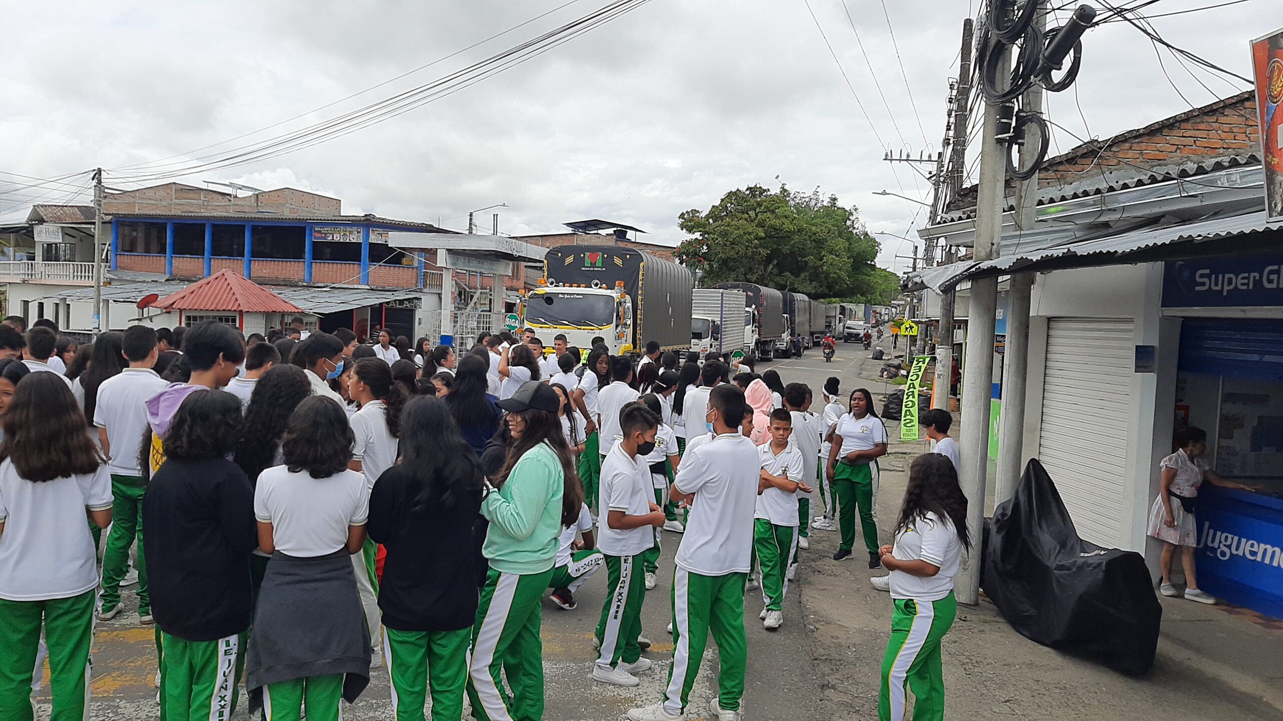  - Por falta de profesores, estudiantes de la Institución Educativa Juan XXIII hacen plantón en Mercaderes