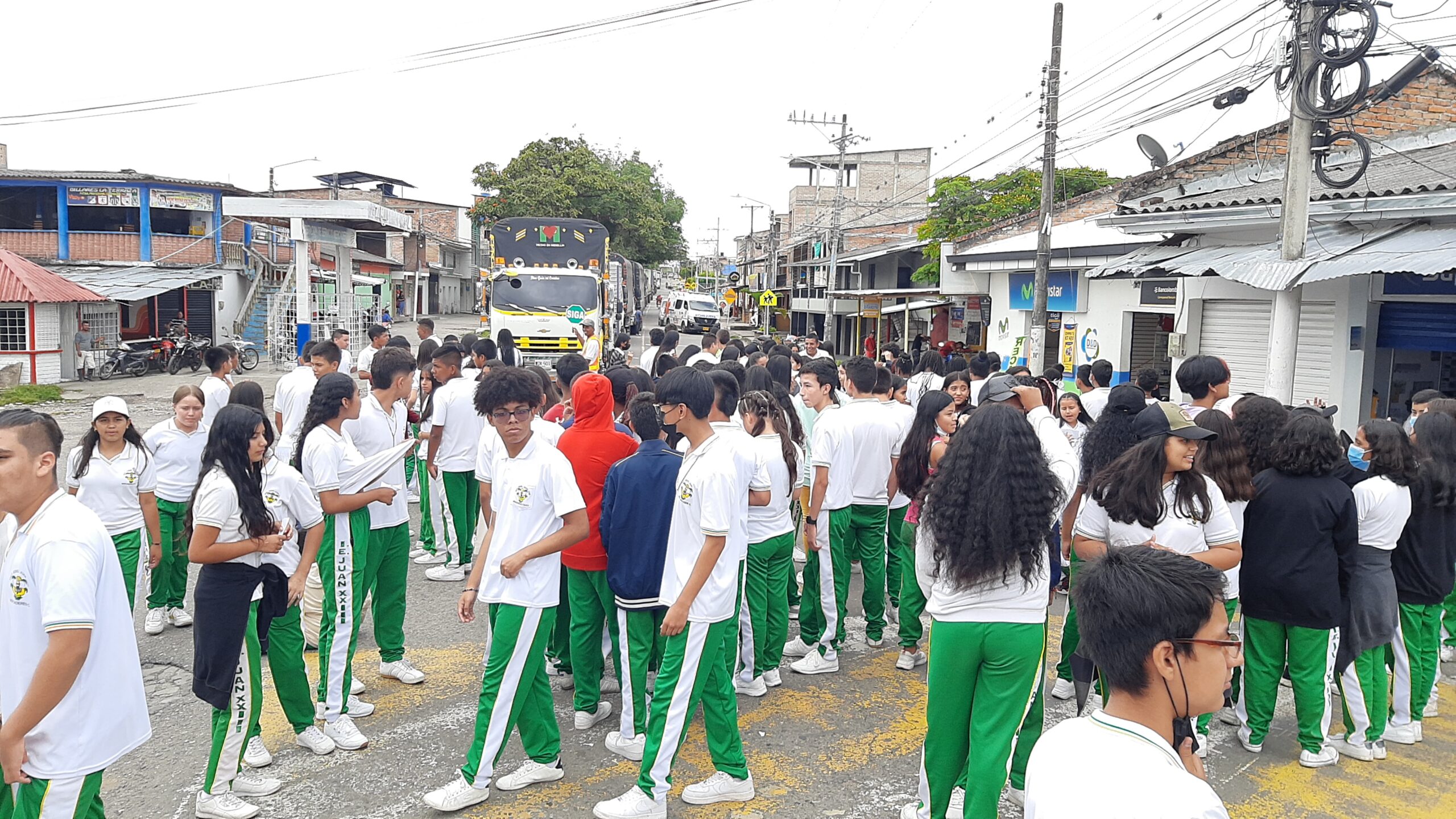  - Por falta de profesores, estudiantes de la Institución Educativa Juan XXIII hacen plantón en Mercaderes