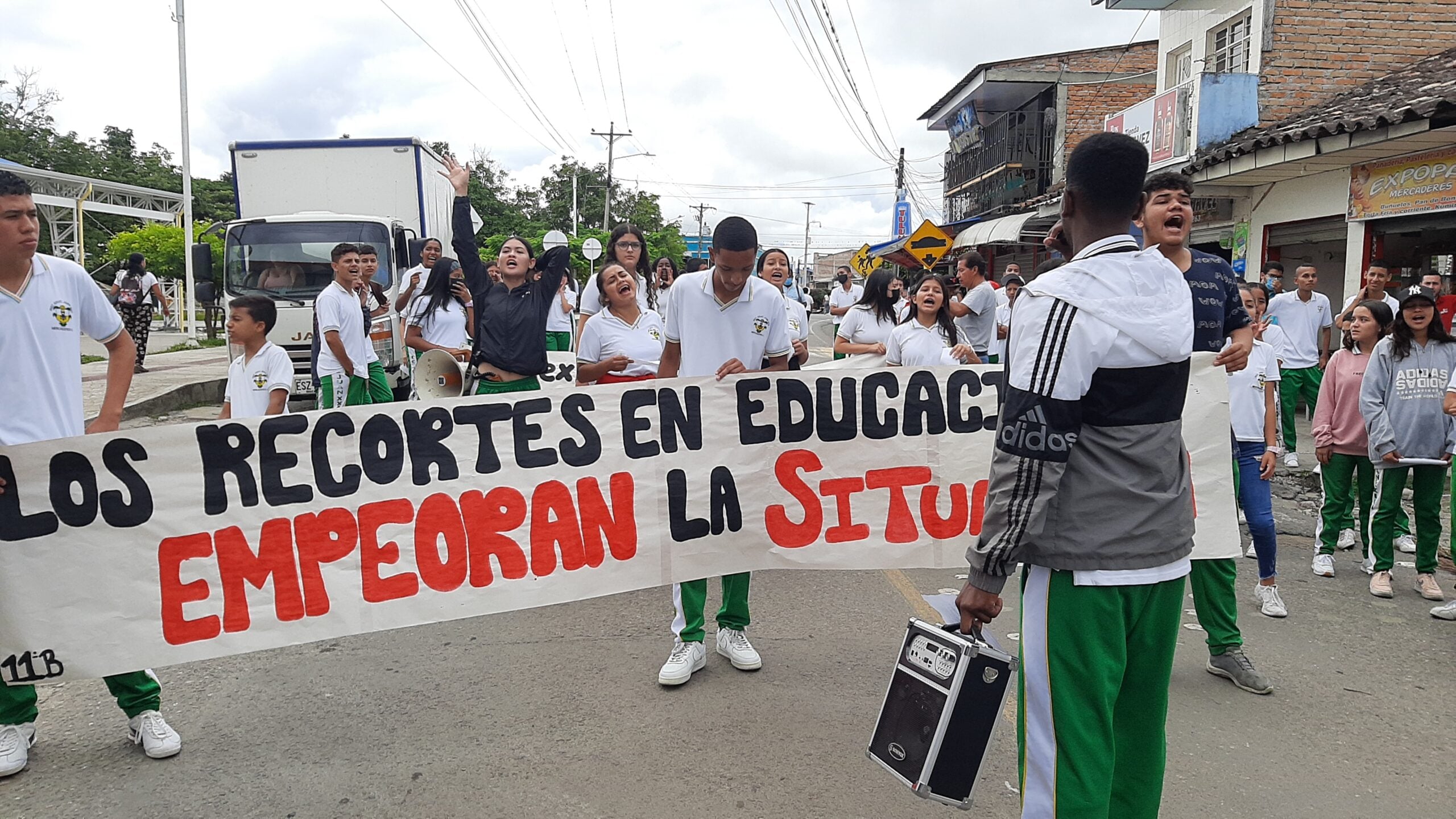  - Por falta de profesores, estudiantes de la Institución Educativa Juan XXIII hacen plantón en Mercaderes