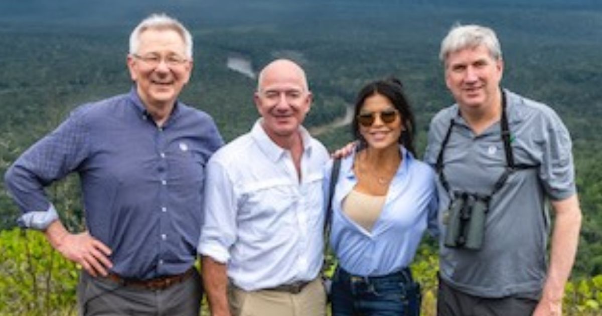 El colombiano escogido por Jeff Bezos para manejar su fondo ambiental