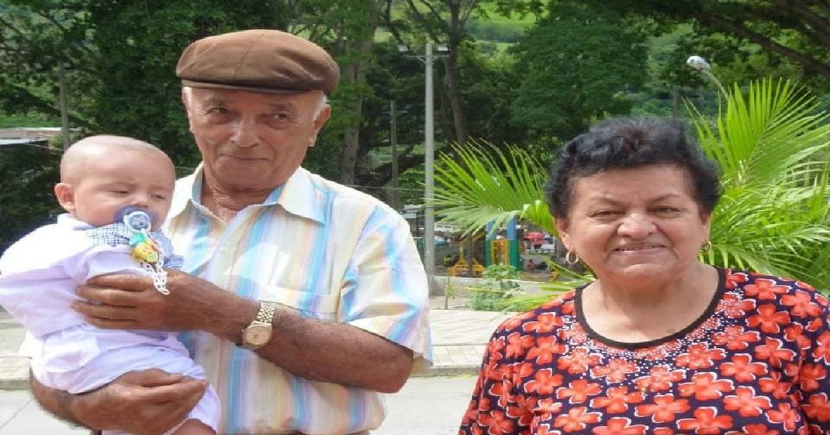 Hijas de adulto mayor pretenden separar a su padre de su pareja para quedarse con su pensión