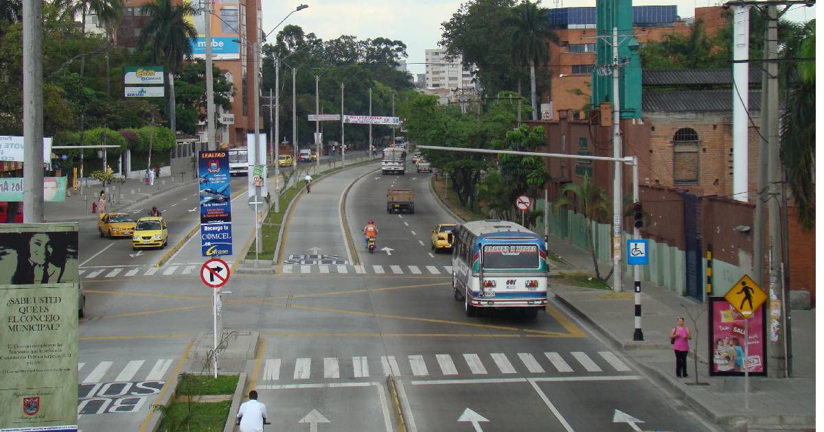 En bola: así recorre las calles de Cali un abogado para representar la desnudez de un mal gobierno