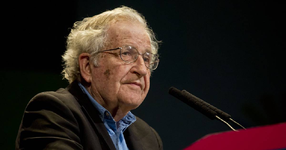 Lo que deberían aprender los colombianos de una mente brillante como la de Noam Chomsky