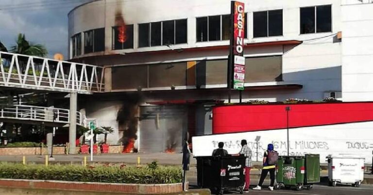  - Protestantes de la UDEC incendian centro comercial en Fusagasugá
