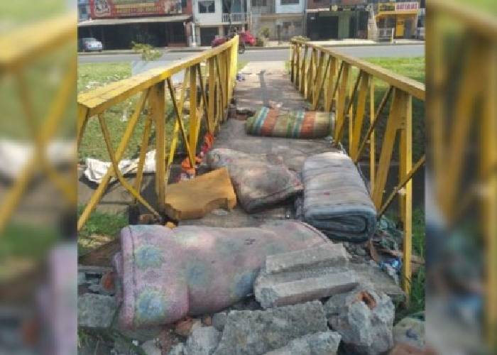 Puente peatonal en Cali se sostiene con colchones viejos y escombros