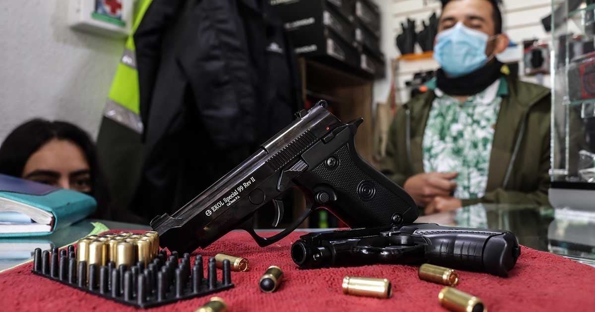 ¿Cómo portar un arma en Colombia y poder usarla sin que la policía lo ponga preso?
