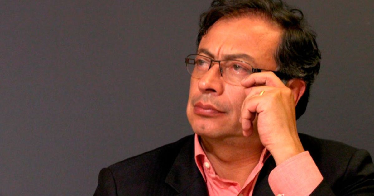 Petro en los ojos de un profesor